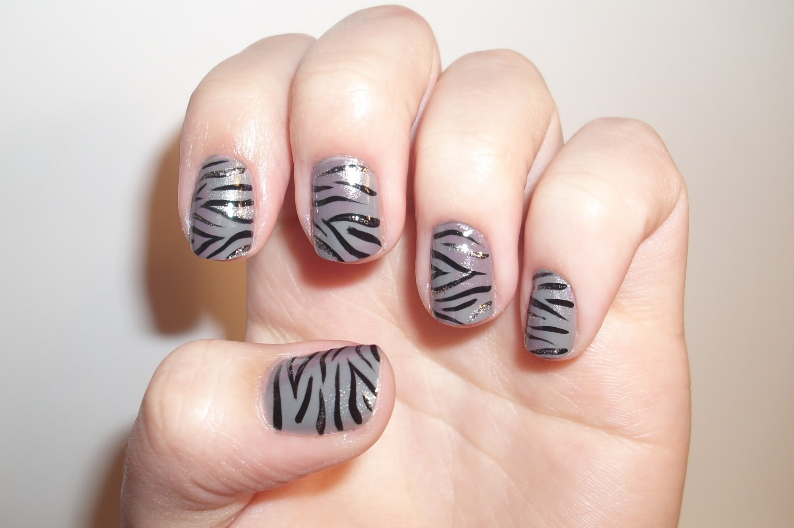 Nail Art: Gray Striped Nail Art Nail Art