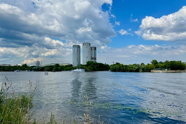 Строгинский полуостров, Москва-река, река Сходня, вид на Тушино, строящийся жилой комплекс «Level Стрешнево»