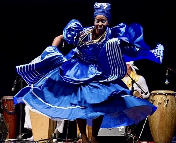 Ogni orisha ha la sua danza e gli piace mettere in scena le sue doti come ballerino