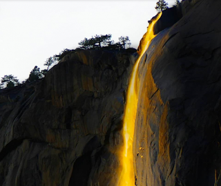  Foto air terjun yang terkena sinar matahari senja dan berubah warna kemerahan seperti api