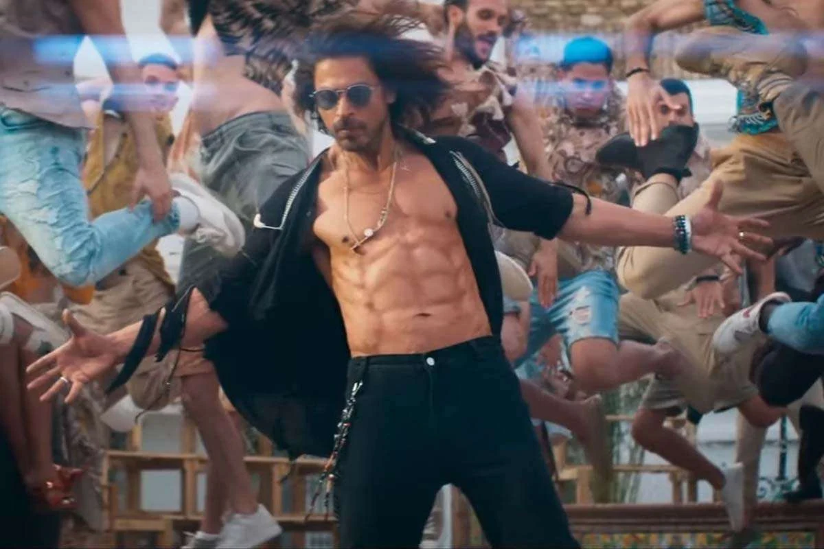 shah_rukh_khan_fake_abs_seen_in_pathaan_new_jhoome_jo_pathaan_song