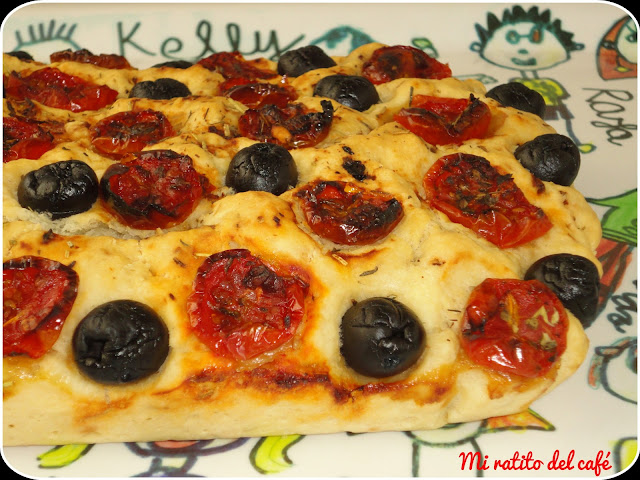 Focaccia de tomates cherries y olivas