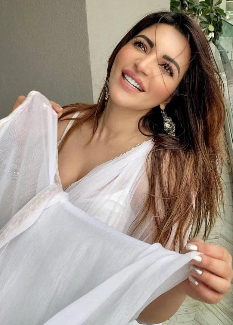 Shama Sikander cleavage white saree tiny blouse