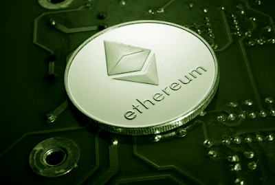 Símbolo da moeda Ethereum sobre uma placa de silício