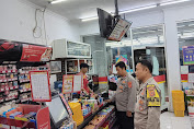 Polsek Cikijing Beraksi, Patroli Cegah Pencurian di Minimarket