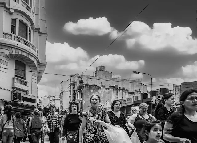 Mujeres marchando en cruce de calle