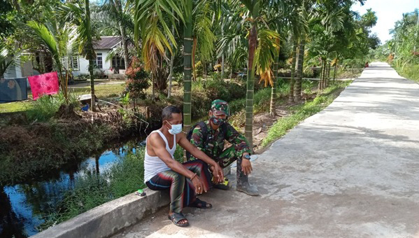 Sertu Herman Komsos Bersama Tokoh Masyarakat di Lokasi TMMD Ke-111 Kodim 1207/Pontianak