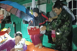 Babinsa Erwin Sidabutar Bantu Evakuasi Warga Terdampak Banjir di Air Lakon