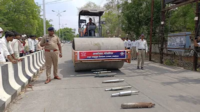 अकोला सिटी में ट्रैफिक पुलिस ने मॉडिफाई साइलेंसरों पर चलाया बुलडोजर।