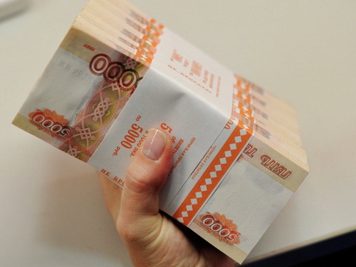 В Златоусте сотрудница банка обогатилась на миллион рублей за счет старушки