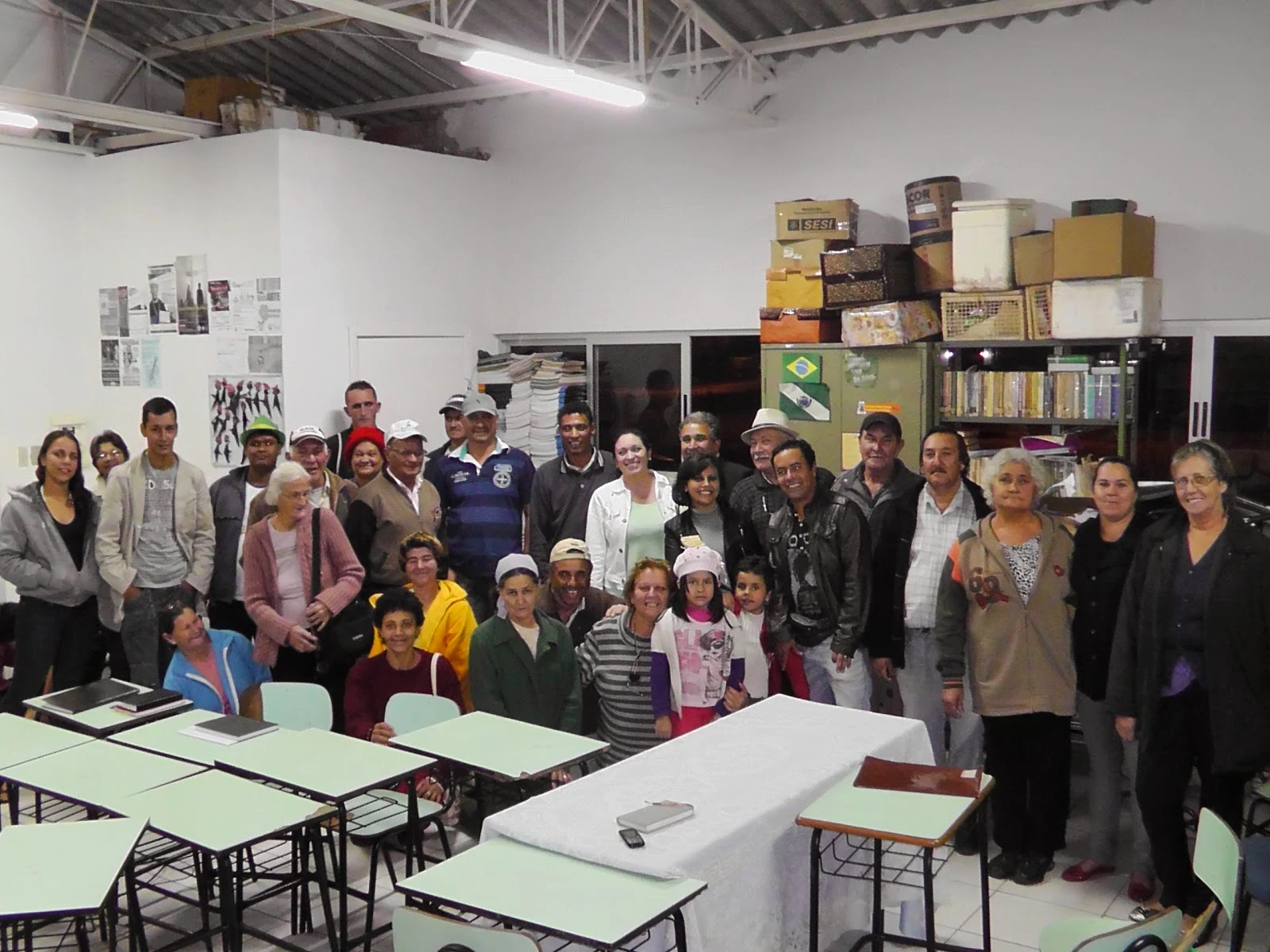 No recinto da Biblioteca Comunitária – CNI, na noite de 20 de maio de 2013, uma segunda-feira, às 19h30, os residentes da localidade se reuniram para debater coletivamente o destino da Unidade de Saúde Cidade Nova. Atualmente, essa unidade enfrenta desafios significativos, tais como a carência de médicos, superlotação decorrente da sua incapacidade de atender a demanda da comunidade, bem como a sua localização periférica, que dificulta o acesso para alguns cidadãos, notadamente os idosos e as mulheres grávidas. Adicionalmente, a situação se agrava devido à distância até o Pronto Atendimento (UPA), à ausência de transporte público direto e à falta de uma ambulância dedicada. Tais problemas têm raízes na má gestão e persistiram por oito anos, de 2004 a 2012, em virtude da falta de atenção às necessidades da população do Cidade Nova e região.