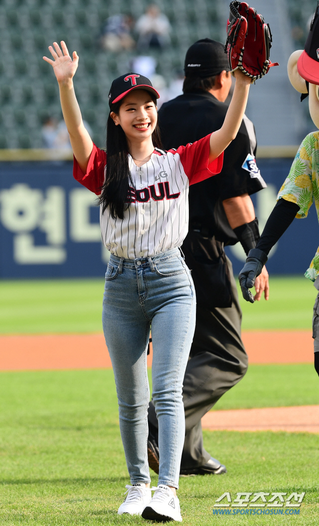 Dahun threw the opening pitch for LG Twins! - Twice Portal