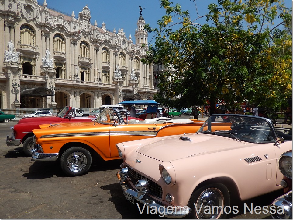 Carros antigos em frente ao Gran Teatro de Habana, Cuba