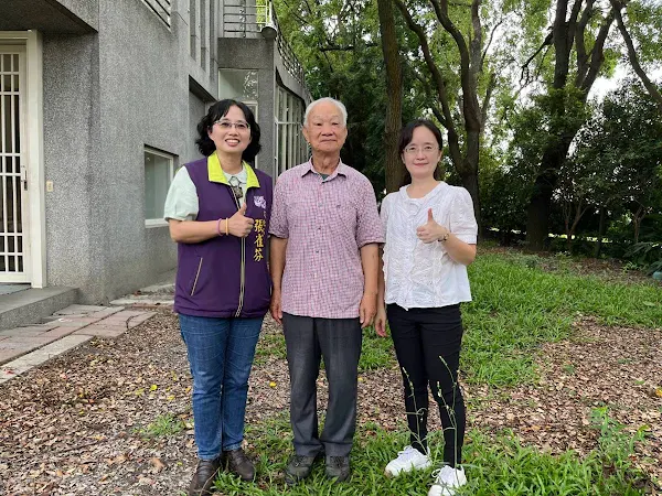 ▲鄉土文學作家吳晟榮獲第44屆行政院文化獎，為表達敬意與祝賀，23日上午由彰化縣文化局張雀芬局長至吳晟府上致意，表達最高敬意。（彰化縣文化局提供 ）