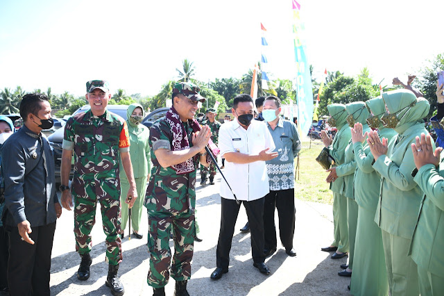 TNI Manunggal Membangun Desa, Danrem 044/Gapo Kunjungi Lokasi TMMD di Desa Ujanmas Baru