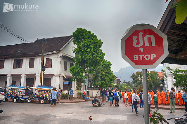 ตักบาตรข้าวเหนียว หลวงพระบาง