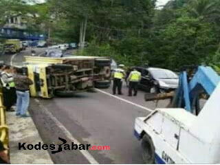  Kecelakaan  truk  bermuatan barang kebutuhan rumah tangga di 