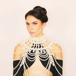 A multi instrumentista Estella Dawn acaba de lançar seu novo single