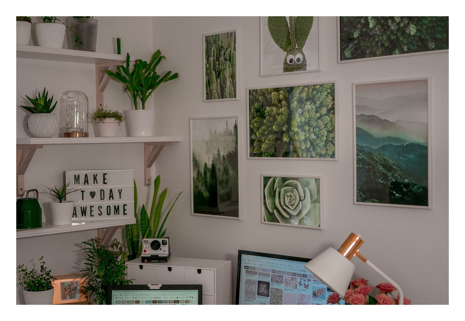 11 jak urządzić biuro w domu - dekoracje do biura, zielona ściana w mieszkaniu, jak zaprojektować galerię plakatów, plakaty krajobrazy rośliny na ścianę jak zawiesić obraz na ścianie pokój influencera