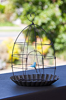 Bird in a wire cage from De Beaux souvenirs