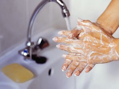  Mencuci  Tangan  dengan Air Mengalir dan Menggunakan Sabun 