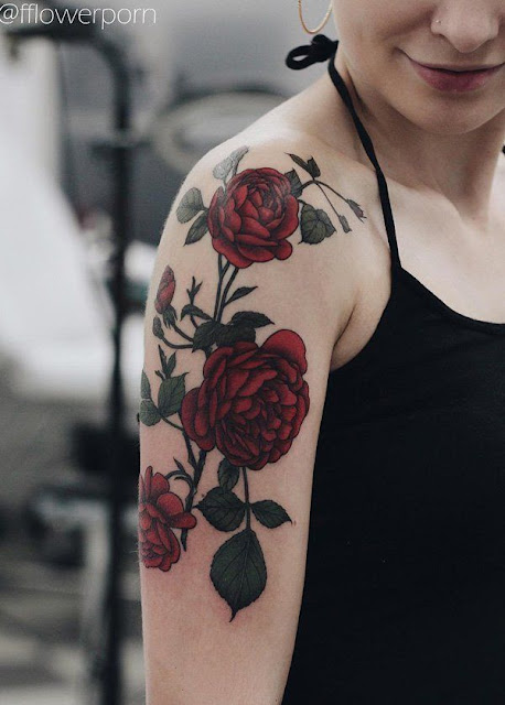 40 mangas de tatuagens de rosas que vão inspirar vocês