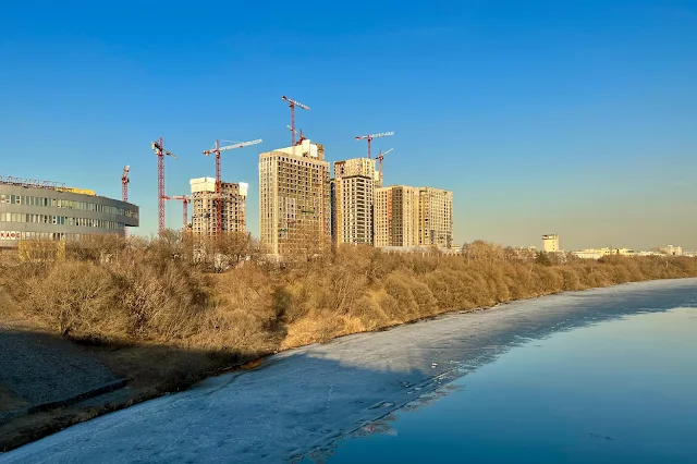 вид со Спасского моста, Москва-река, строящийся жилой комплекс City Bay