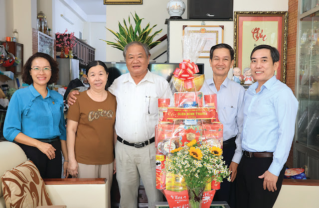 Đồng chí Phan Văn Định, UVBTV Quận ủy, Trưởng Ban  Tổ chức thăm, chúc Tết đồng chí Nguyễn Văn Tiên, nguyên  Phó Chủ tịch HĐND quận, nguyên Trưởng Ban Tổ chức.  (Ảnh: HM)
