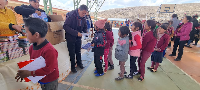 Wir haben der Chacarani Potosi – Bolivien Educational Unit gestern Morgen für 270 Kinder Schulmaterialien geliefert als Unterstützung für die Ausbildung. Ein herzliches Dankeschön an unsere Spender
