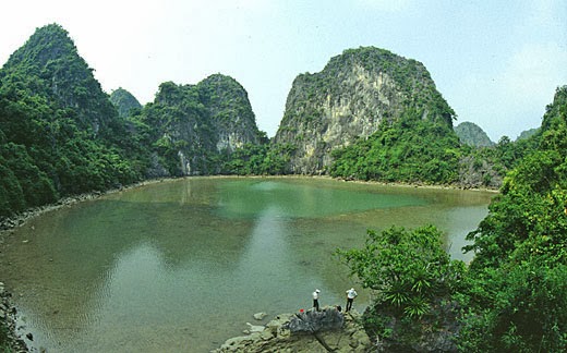 The beauty of Ha Long Bay 12