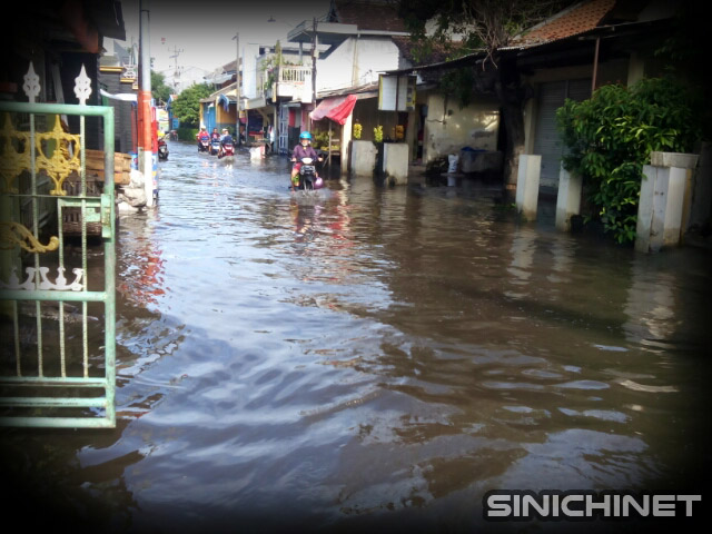 Hujan Deras Menyebabkan Beberapa Daerah Di Waru Banjir Hujan Deras Menyebabkan Beberapa Daerah Di Waru Banjir