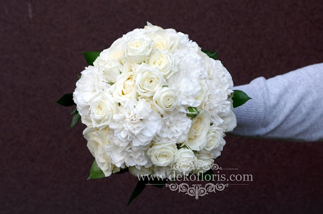 Biały bukiet ślubny róże i goździki z koronką