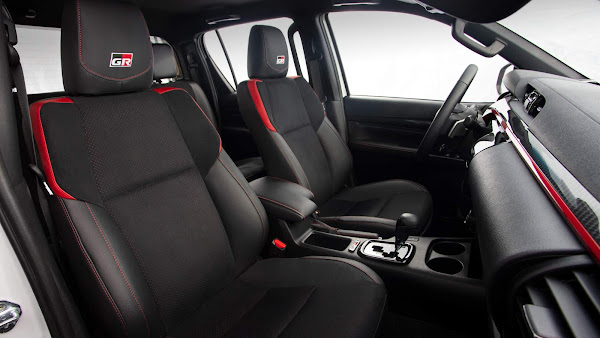 Nova Toyota Hilux GR-S 2024 - interior