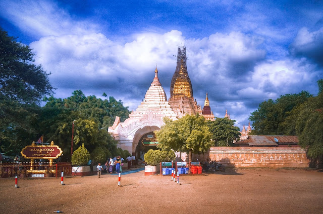 Cấu trúc này giống như ở các tòa tháp miền Bắc Ấn Độ cho thấy ảnh hưởng của lối kiến trúc này tới Ananda. Có tới 5 bậc khác nhau tương ứng với 5 sikhara và kết thúc ở một đỉnh tháp to lớn nhất gọi là hti cao khoảng 51m, trên đó là các viên đá quý, kim cương, hồng ngọc như hầu hết các chùa khác ở Myanmar (Shwedagon, Shwezigon…).