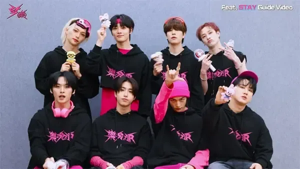 Stray Kids regresan con 樂-STAR