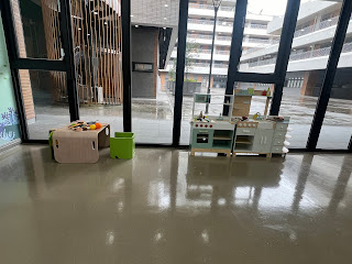 大台北地區免費室內親子館推薦:台北市立廣慈親子館是台北市最新的公立親子館，我從開幕就一直想帶小朋友去但是真的好難預約，直到暑假結束才終於預約到。新的親子館真的很不錯，超級寬敞的空間，還有公立親子館少有的大型球池和互動投影螢幕。整體規劃都很寬敞舒適，設施兼顧大童和小童，大肢體運動和小肌肉訓練。烹飪教室