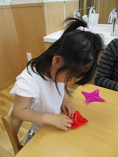 あわら敬愛こども園 折り紙でメダル作り