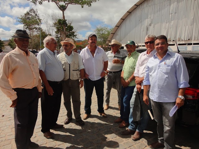 PRODUTORES DE LEITE RECEBEM AUTORIDADES ESTADUAIS PARA DISCUTIREM AÇÕES EMERGENCIAIS CONTRA A SECA