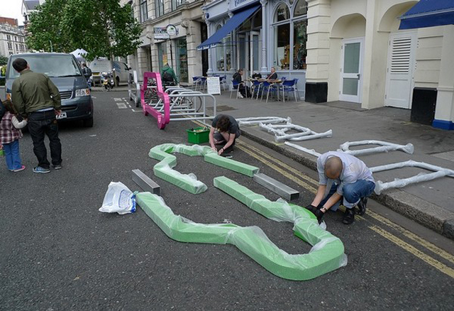 Rack em forma de carro promove o uso de bicicletas