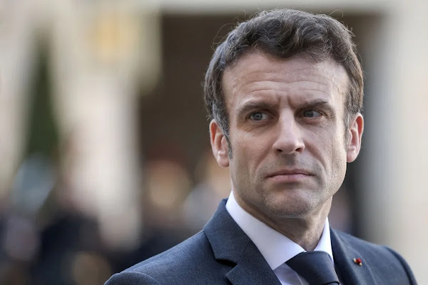 Macron victime d'une fake news : le président réplique à la rumeur sur sa moumoute !