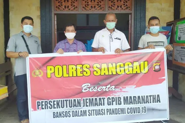 Polres Sanggau menggelar Bakti Sosial (Baksos) kepada masyarakat yang terdampak Pandemi Covid-19 berupa bantuan sembako