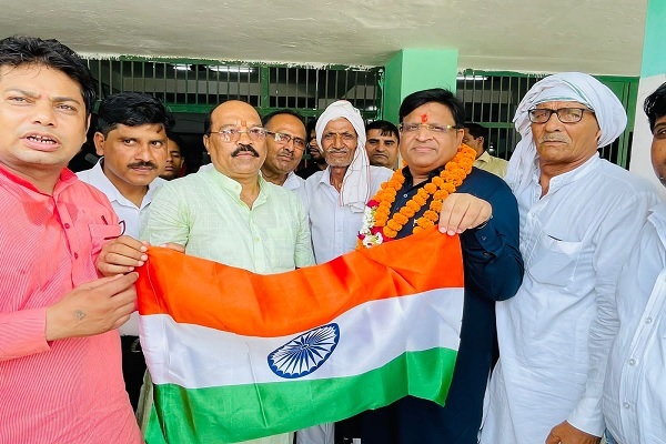 Former-minister-Vipul-Goyal-distributed-the-tricolor
