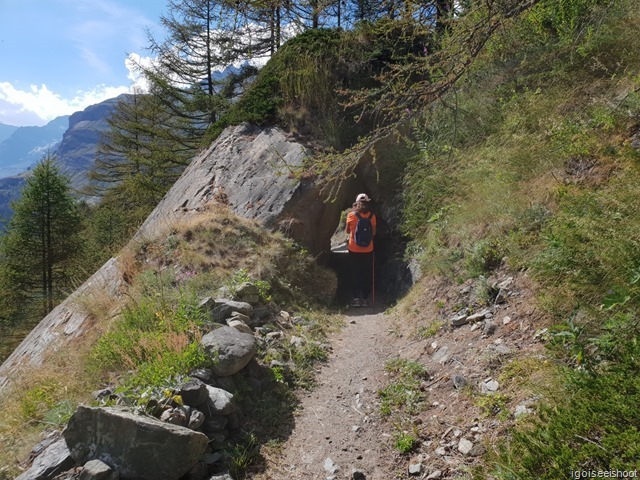 Hike from Sunnegga to Zermatt along Gourmetweg.