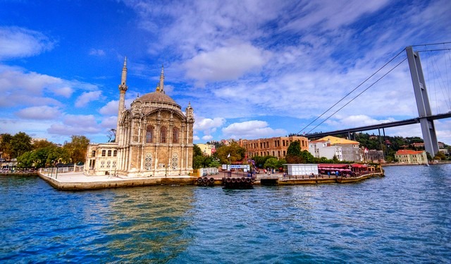 مسجد أورتاكوي في إسطنبول تحفة على ضفاف البوسفور