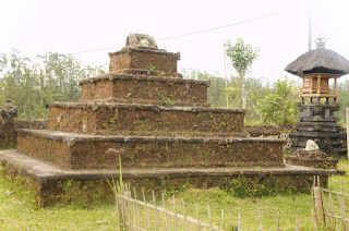 Apa itu Menhir, Sarkofagus, Dolmen, Peti Kubur Batu, Waruga, Punden Berundak,Arca atau Patung