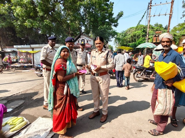 जोबट थाना प्रभारी ने बहनों को सुरक्षा का दिलाया भरोसा, बहनों को कार्ड किए वितरित