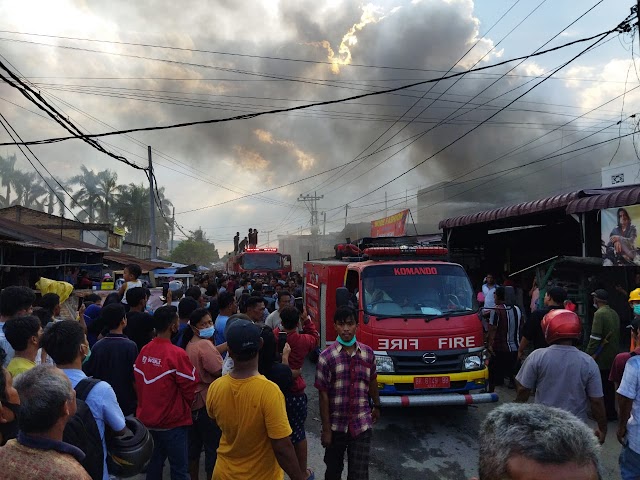 Empat Unit Ruko Hangus Dilalap Sijago Merah Personel Polres Simalungun Bantu Evakuasi