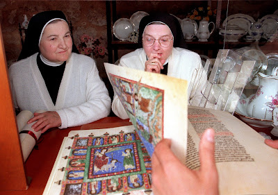 Las monjitas del monasterio de San Andrés de Arroyo (Palencia), admirando la reproducción del códice de Beato en 1999. (Foto: César Manso)