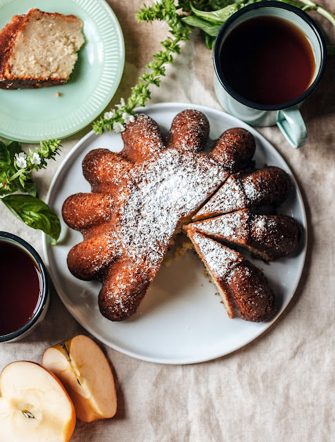 Torta con cioccolato bianco e mandorle senza burro