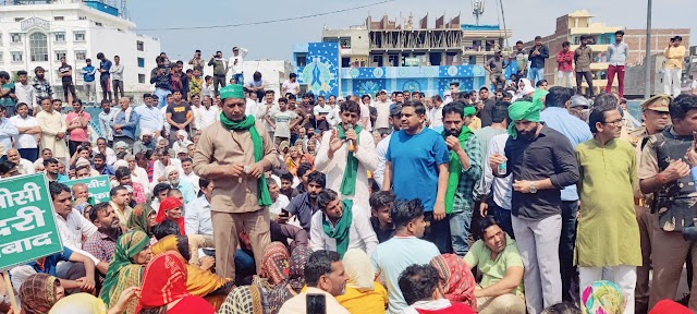 डॉ महेश शर्मा ने किसानों को समझा-बुझाकर धरना खत्म किया ओर केंद्र ऊर्जा मंत्री से मुलाकात का आश्वासन दिया